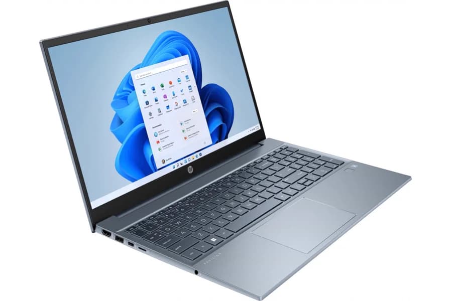 Srebrny laptop HP Pavilion 15-eh3144nw z otwartym ekranem